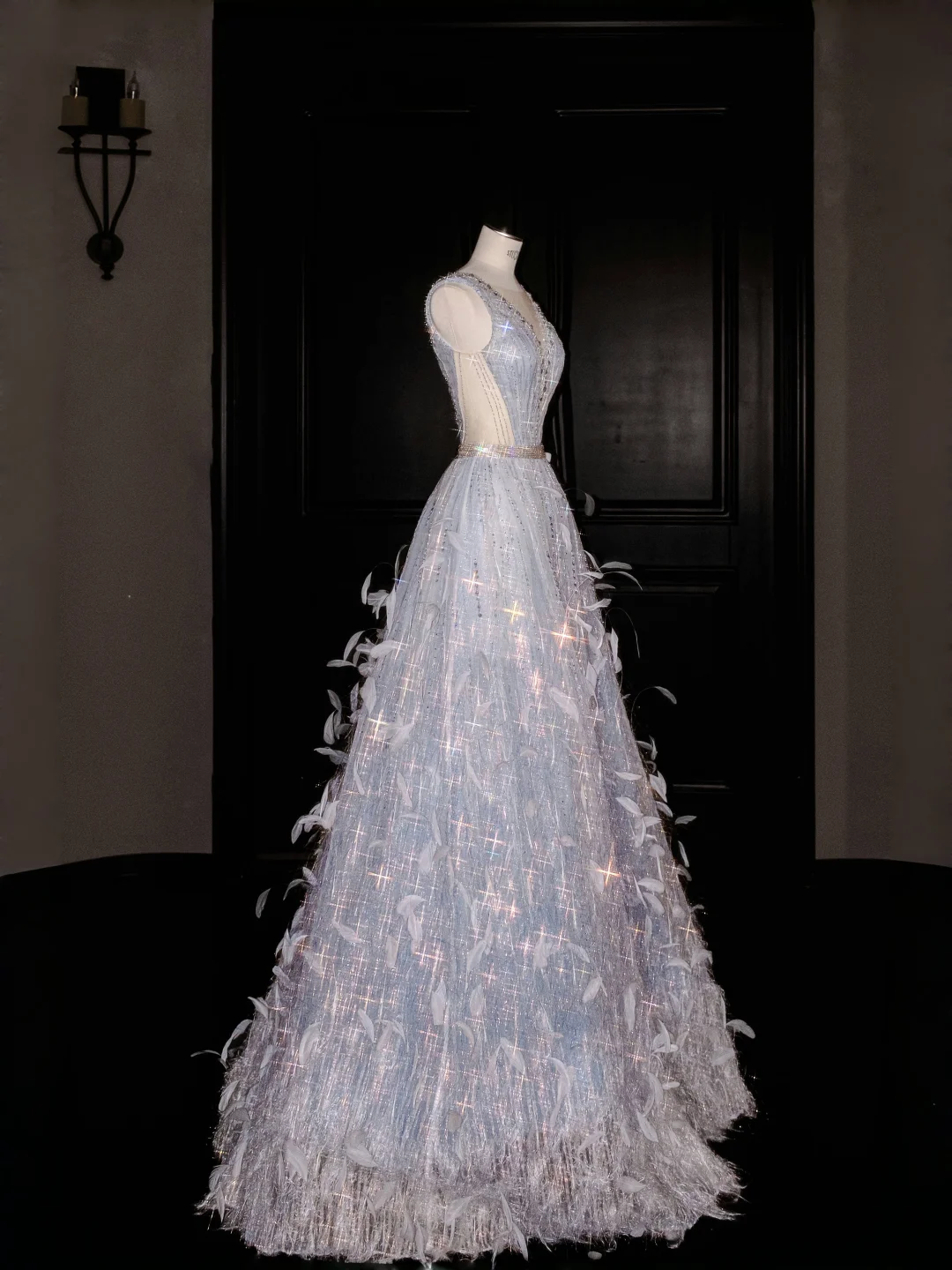Vestido de noche de corte A, corte glamuroso, con escote en V, tul, cuentas y plumas, modelo Y8682