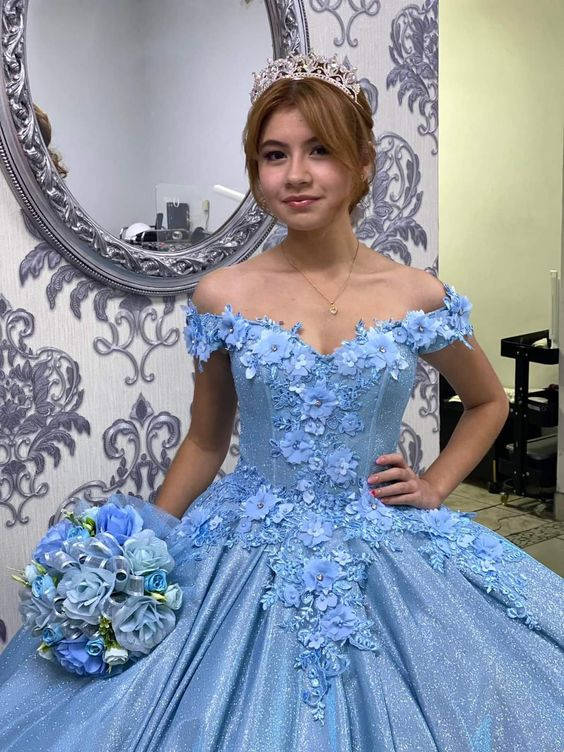 Vestido de quinceañera con escote corazón y apliques florales azules, modelo Y6078
