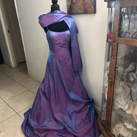 Precioso vestido de noche morado con cuentas, corte en A, tirantes finos, ideal para fiestas y graduaciones (Y7955)