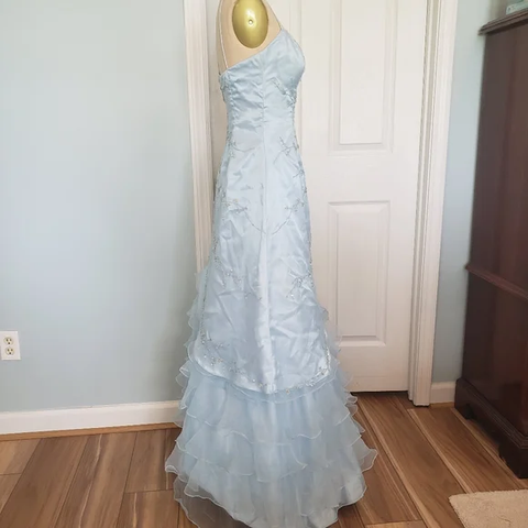Elegante vestido de baile azul hielo con lentejuelas y cuentas, vestido de graduación de corte A con capas de tul Y7931