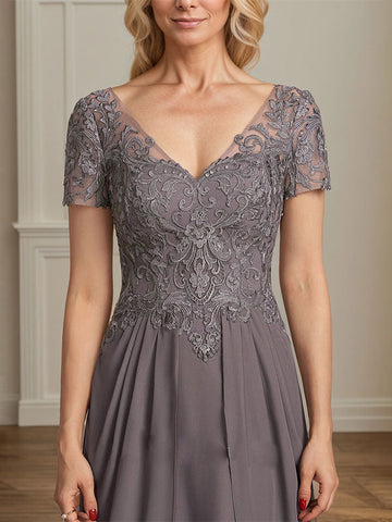 Robe de mère de la mariée en mousseline de soie et dentelle, coupe trapèze, col en V, longueur au sol