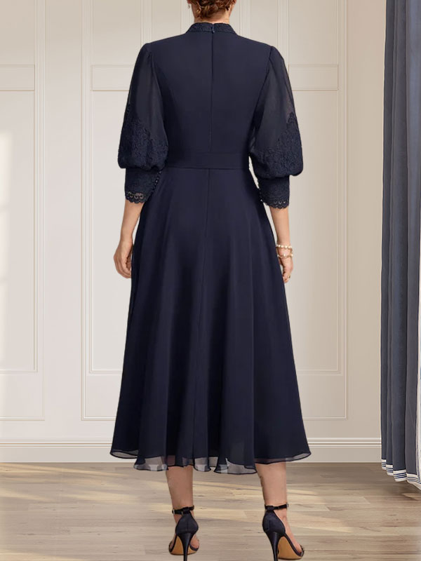 Vestido de corte A, cuello alto, largo midi, encaje y gasa para la madre de la novia con lazo.