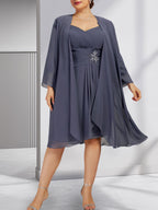 Vestido de corte recto/columna, escote corazón, largo hasta la rodilla, de gasa, con apliques de cuentas, encaje, lentejuelas y pliegues para la madre de la novia.