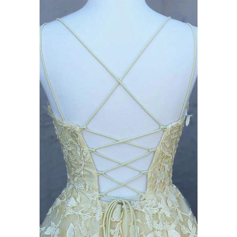 Vestido de fiesta largo de corte A con tirantes finos, apliques de tul rojo y cordones 
