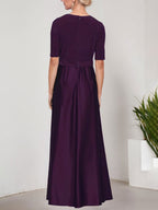 Robe de bal à encolure cache-cœur avec jupe ample en satin et corsage en jersey 