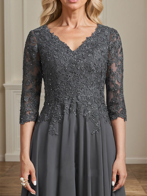 Vestido de corte A, escote en V, largo hasta la rodilla, de gasa, encaje, con lentejuelas y pedrería para la madre de la novia. 