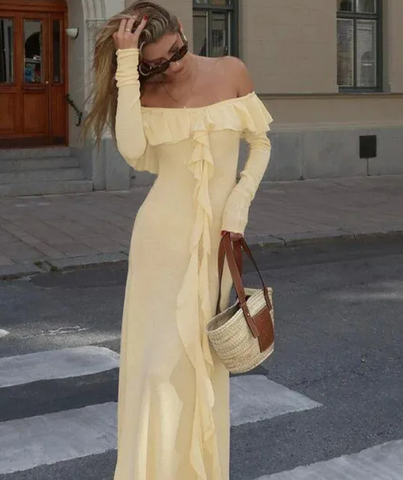 Elegante vestido largo de fiesta color crema con hombros descubiertos, volantes y abertura lateral Y7975