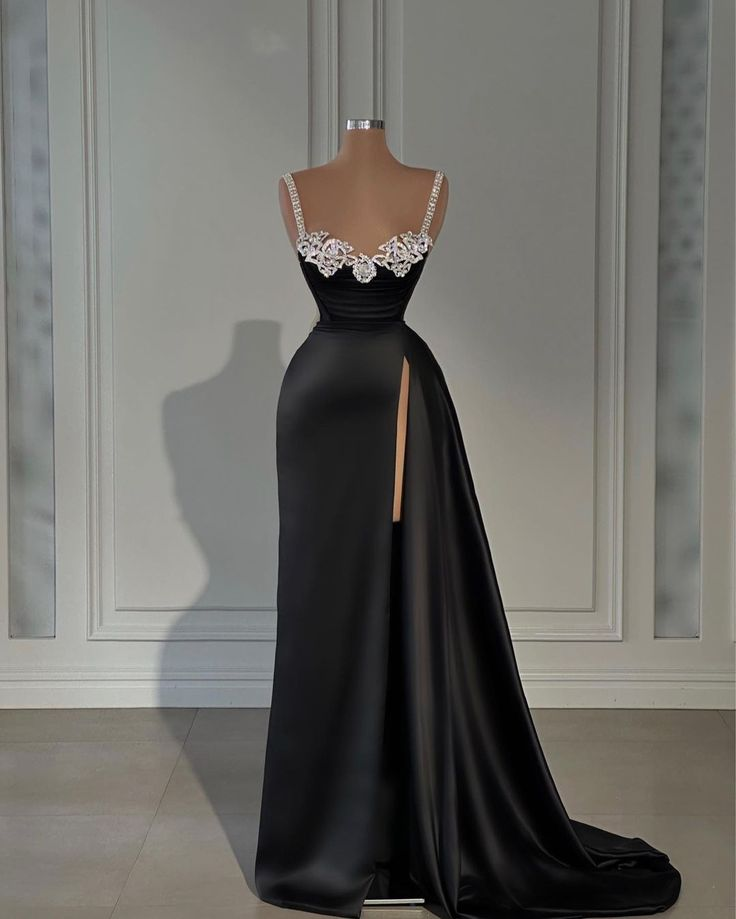 Magnifique robe de soirée fourreau noire à bretelles et décolleté cœur Y6666