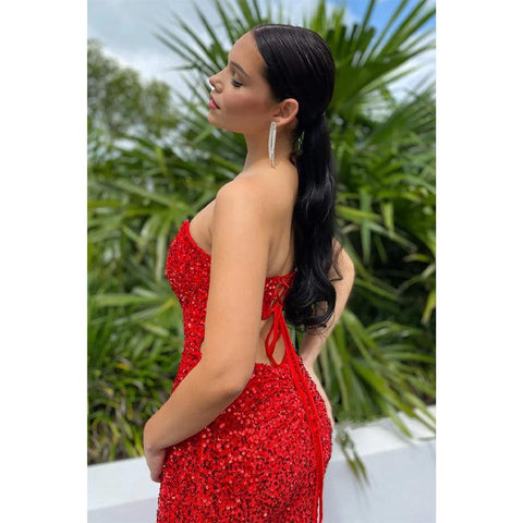 Vestido de fiesta brillante con lentejuelas rojas y escote corazón