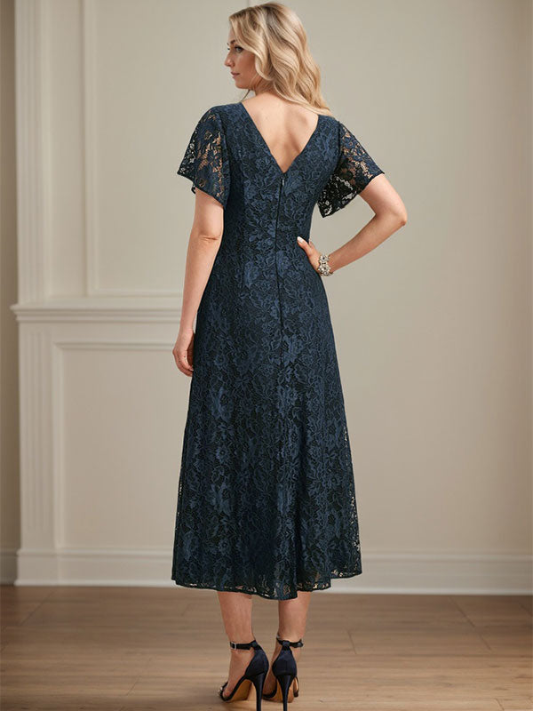 Vestido de novia de gasa de encaje, corte en A, escote en V y largo hasta la rodilla. 