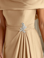 Robe de mariée trapèze en satin stretch, longue jusqu'au sol, avec décolleté rond et volants cascade, idéale pour la mère de la mariée. 