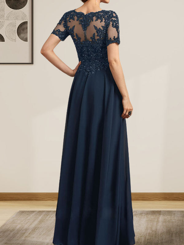 Robe de mariée longue en mousseline de soie et dentelle, coupe trapèze, décolleté illusion, ornée de sequins et de perles.