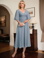 Vestido de novia de gasa de encaje, corte en A, escote en V y largo hasta la rodilla, con pliegues.