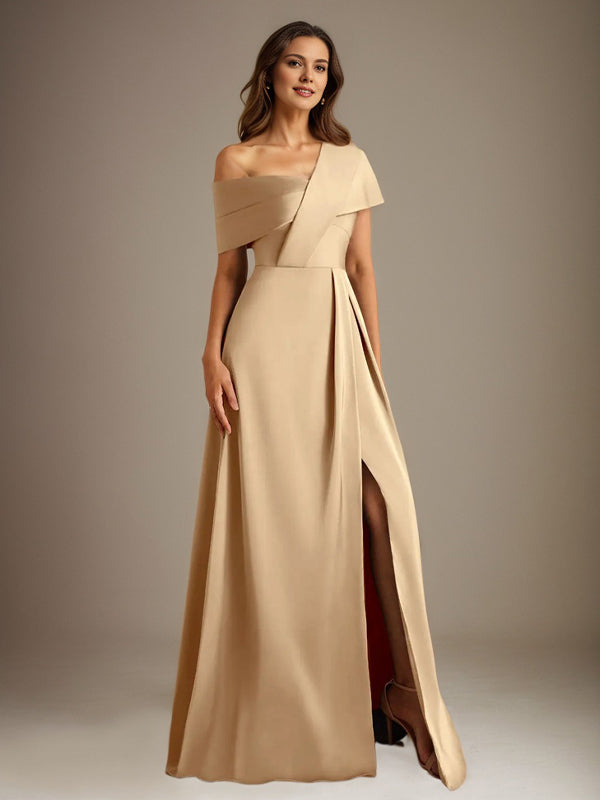 Robe de mère de la mariée en satin, coupe trapèze, décolleté asymétrique et plis. 