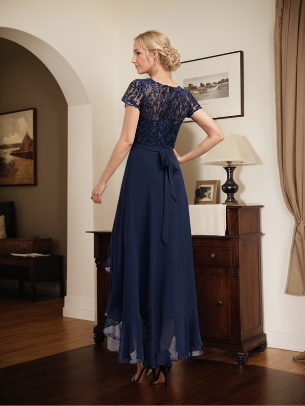 Robe de mère de la mariée asymétrique en mousseline de soie et dentelle, coupe trapèze, décolleté en V, effet illusion, nœud, volants et sequins 