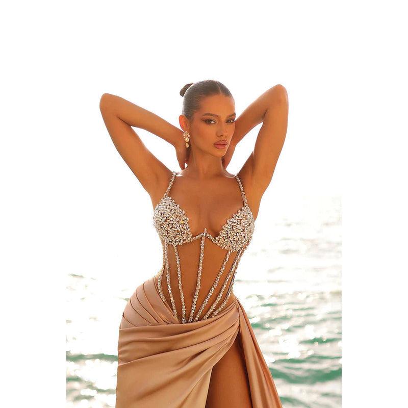 Robe de soirée longue fourreau en tulle transparent à perles et fronces en satin
