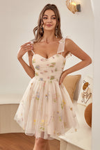 Robe de bal de promo champagne à fines bretelles et coupe trapèze, ornée de broderies.