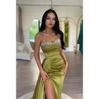 Vestido de noche largo de satén fruncido con escote corazón, sin tirantes y cuentas