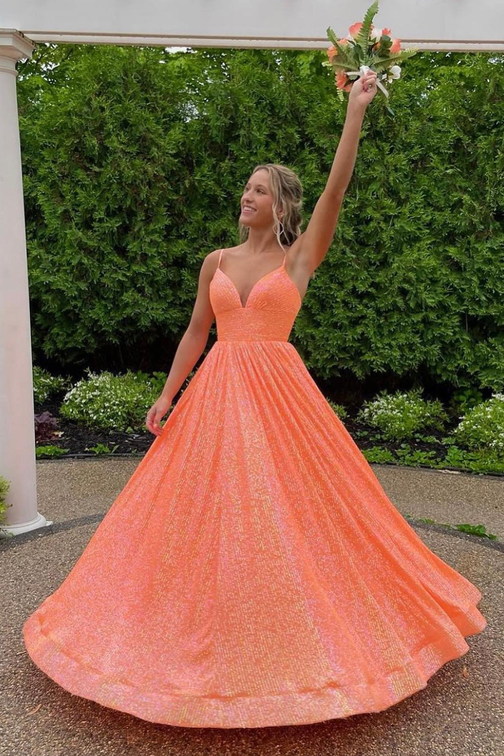 Robe de bal longue trapèze à fines bretelles et sequins
