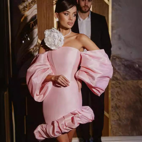 Vestido corto de fiesta con corpiño, cintura alta y mangas abullonadas 