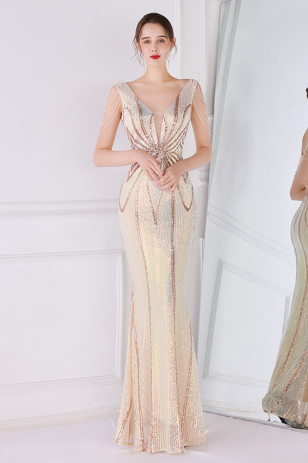 Robe de bal fourreau à sequins dorés et franges
