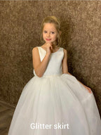 Vestido de niña de las flores de tul blanco con purpurina y lazo en la espalda.