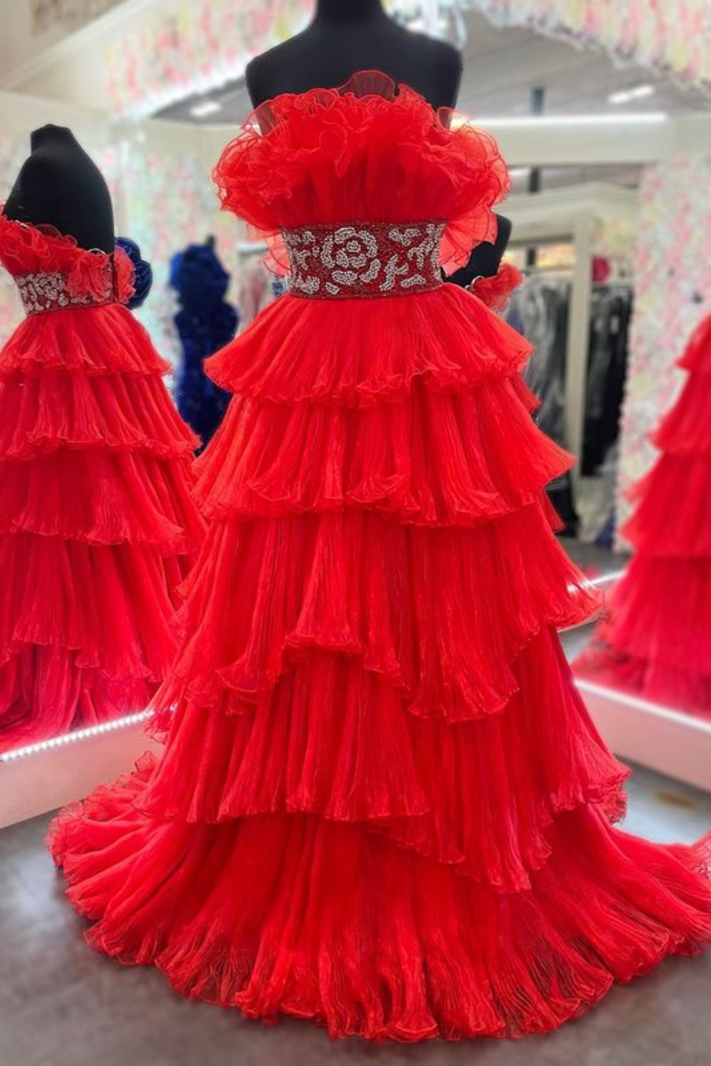 Robe de bal longue bleue tendance, sans bretelles, coupe trapèze, ornée de perles