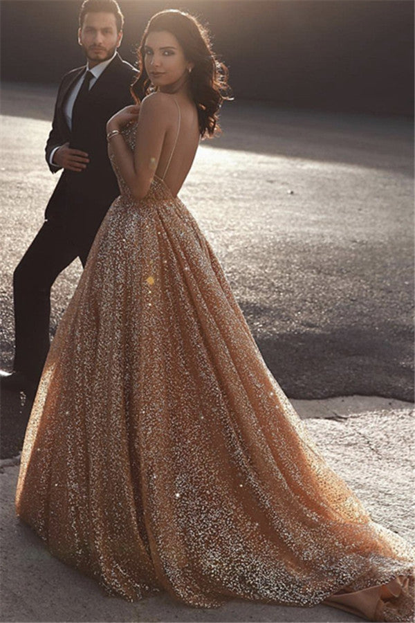 Robe de bal longue glamour dorée en tulle à sequins et volants, coupe trapèze