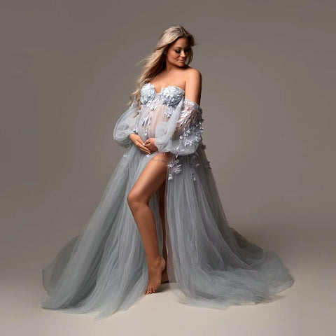 Elegante vestido de maternidad de tul con apliques, mangas abullonadas, abertura lateral y escote corazón. Ideal para sesión de fotos o baby shower. Confección a medida.