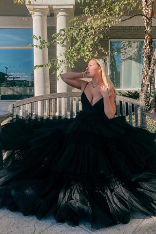 Robe de bal longue en tulle à fines bretelles et fente, fendue.