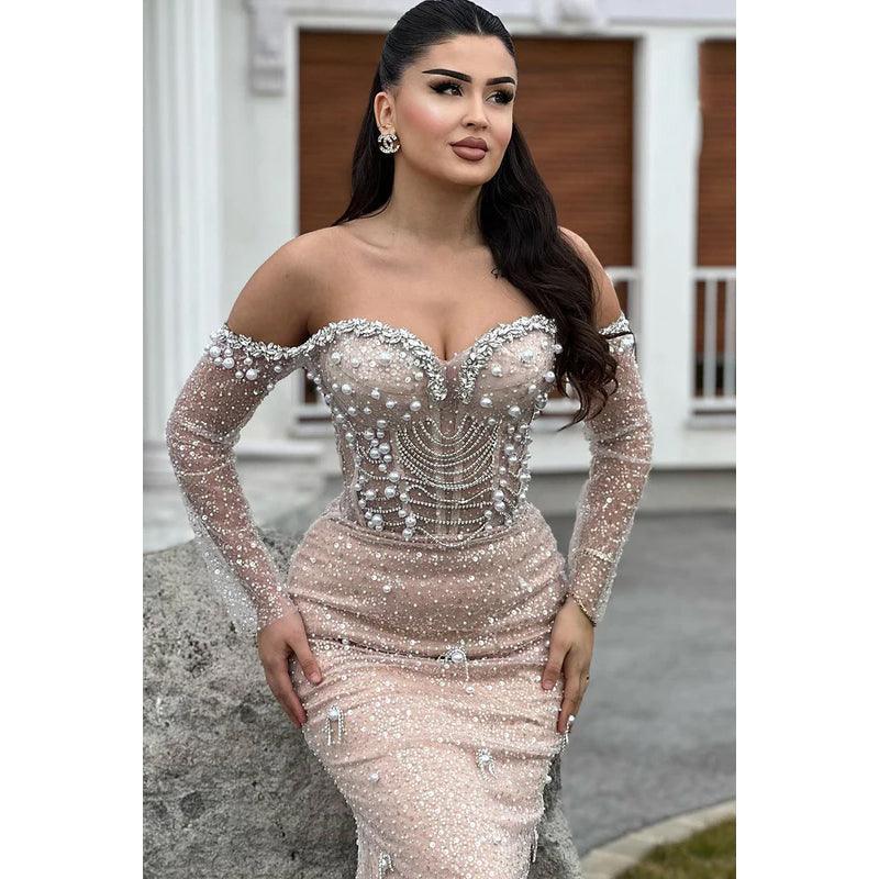 Vestido de fiesta glamuroso y dramático de corte trompeta/sirena con hombros descubiertos, mangas largas y cuentas