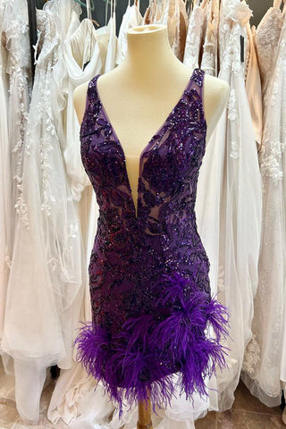 Vestido corto morado brillante de corte sirena con escote en V profundo y detalles de plumas.