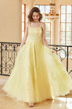 Magnifique robe de bal longue jaune à bretelles spaghetti et coupe trapèze, ornée d'appliqués.