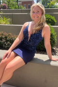 Vestido corto azul marino ajustado con tirantes finos y lentejuelas, ideal para fiestas de bienvenida.