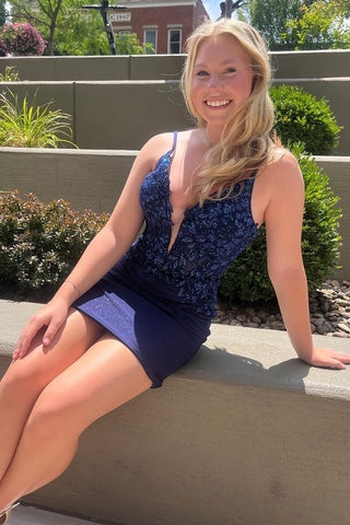 Robe de bal courte bleu foncé à fines bretelles et paillettes, ornée de perles