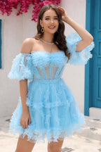 Robe de bal unique en tulle fuchsia, coupe trapèze, épaules dénudées et corset.