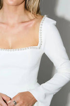 Robe courte à manches longues et col carré ornée de perles « You'll Remember Me »