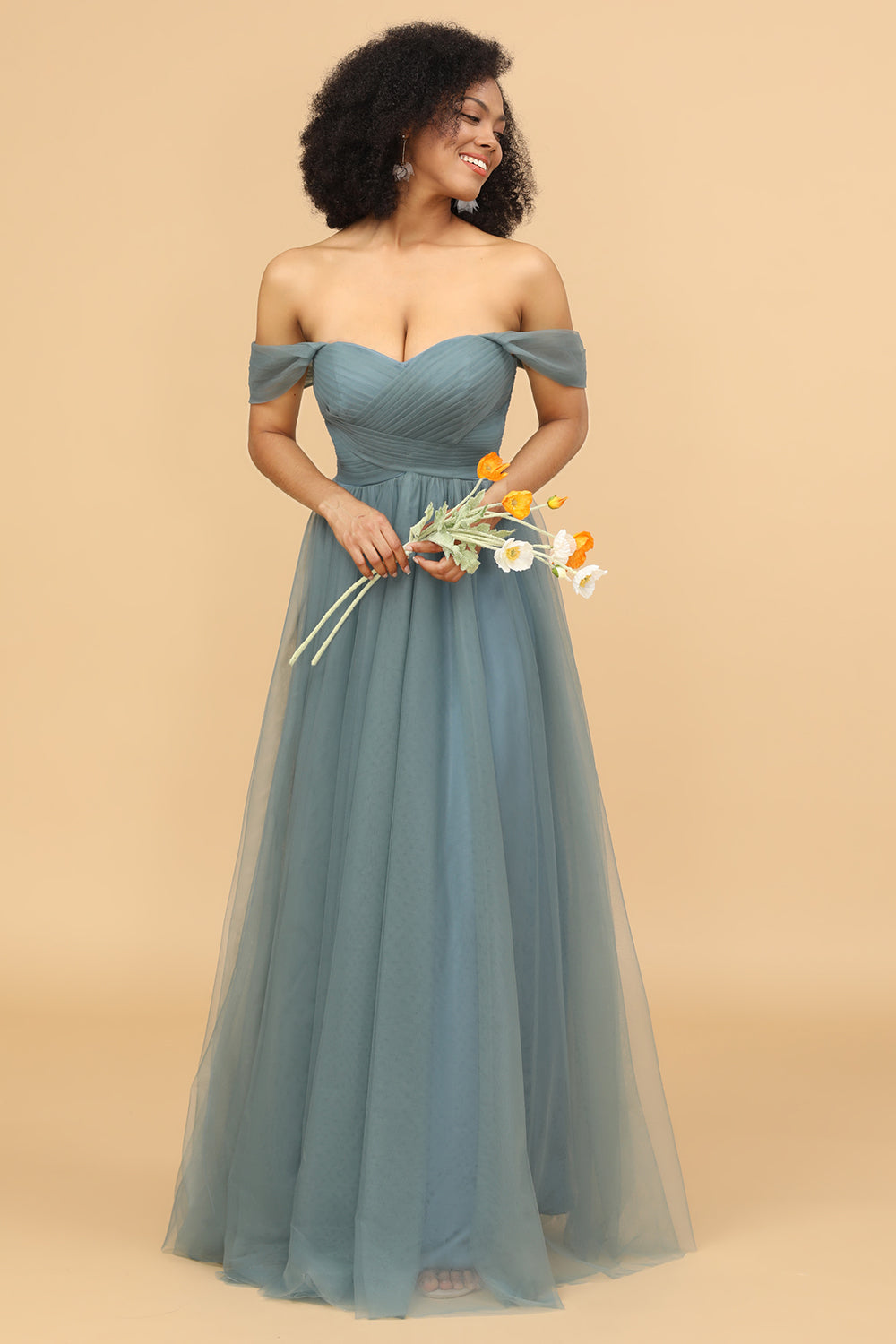 Vestido de dama de honor de tul con hombros descubiertos y volantes