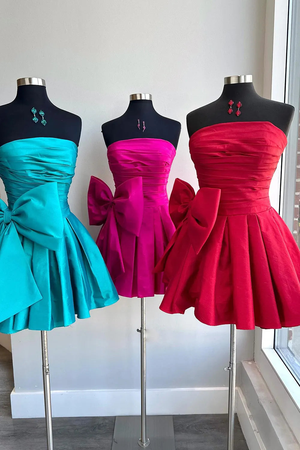Vestido de fiesta plisado sin tirantes de corte en A con lazo