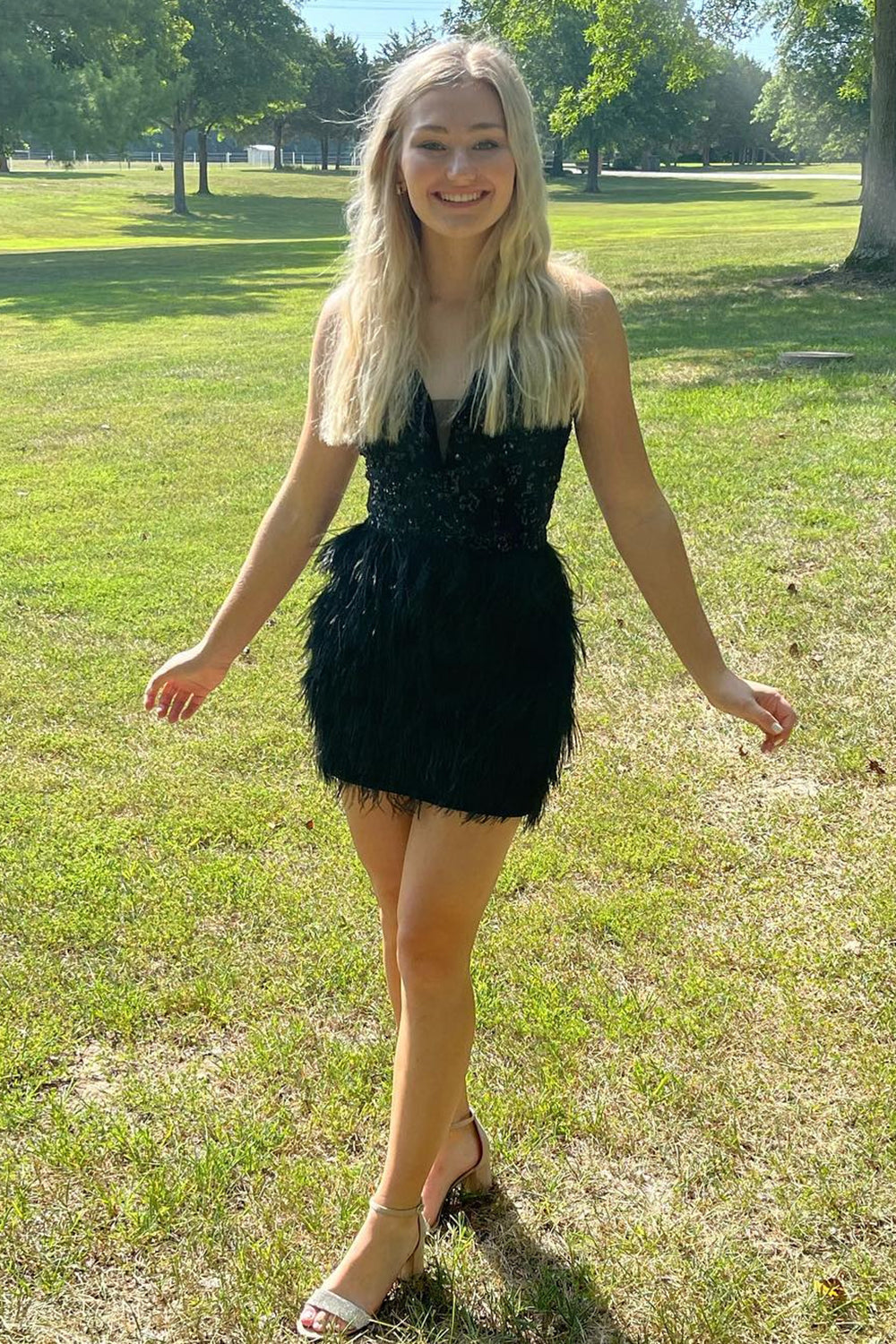 Vestido ajustado de lentejuelas para baile de bienvenida con plumas