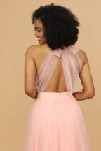 Vestido largo de dama de honor rosa con escote halter y corte en A