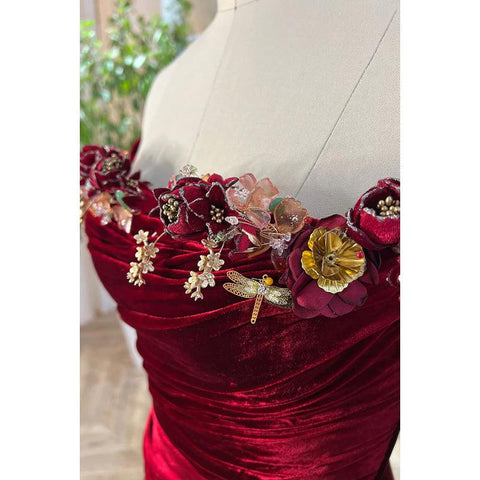 Elegante vestido de fiesta rojo con hombros descubiertos, mangas largas, fruncido y abertura con flores