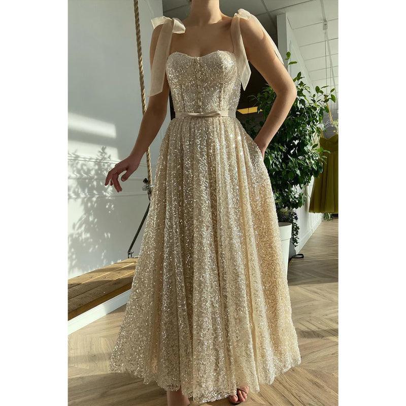 Robe de bal à bretelles spaghetti et paillettes 