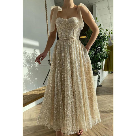 Robe de bal à bretelles spaghetti et paillettes 