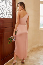 Vestido de dama de honor rosa empolvado de un solo hombro