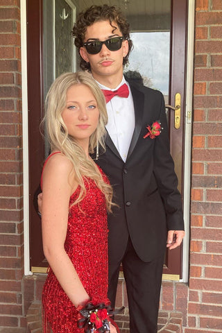 Robe de bal longue sirène à fines bretelles et sequins rouges fendue sur le devant