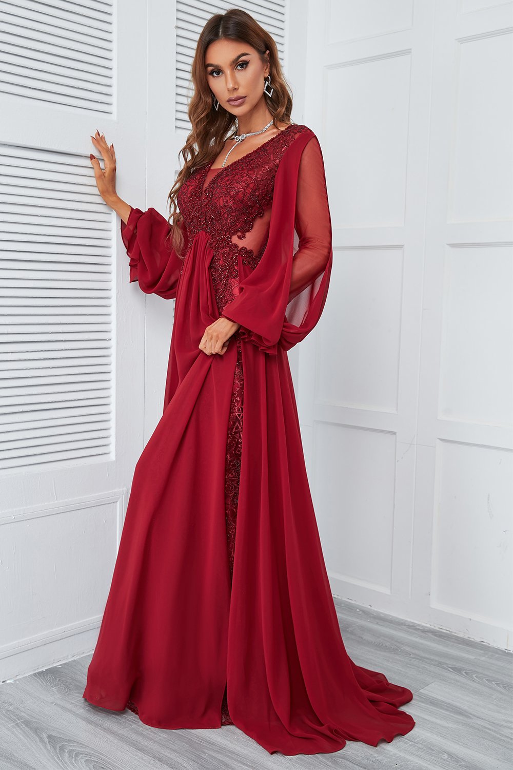 Robe de bal longue bordeaux ornée de perles et de dentelle