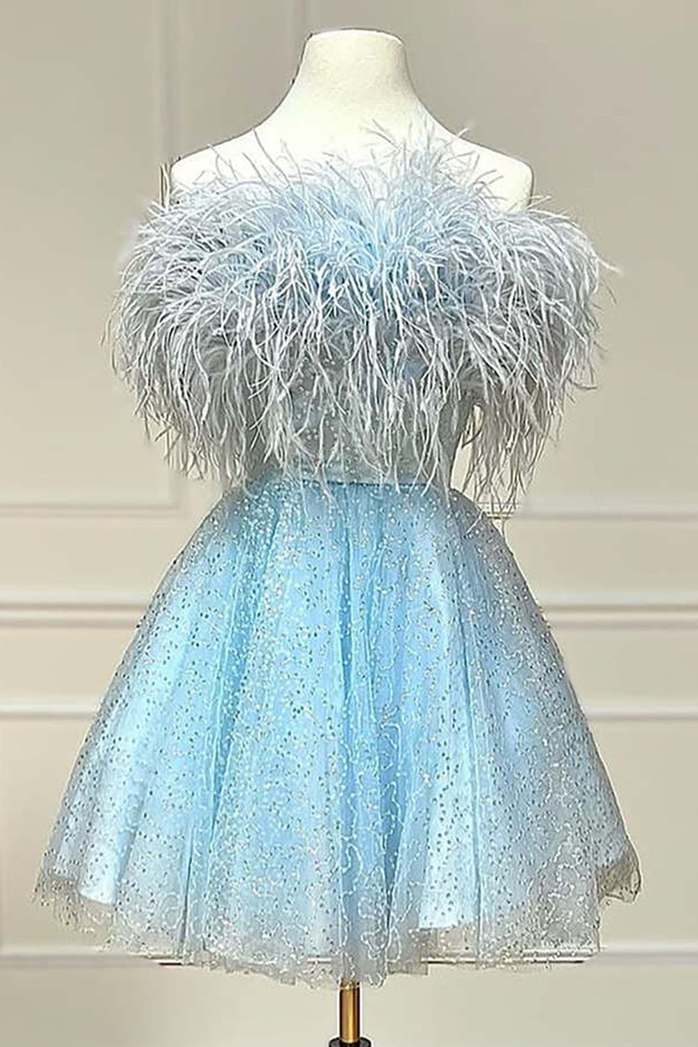 Vestido de cóctel sin tirantes con plumas
