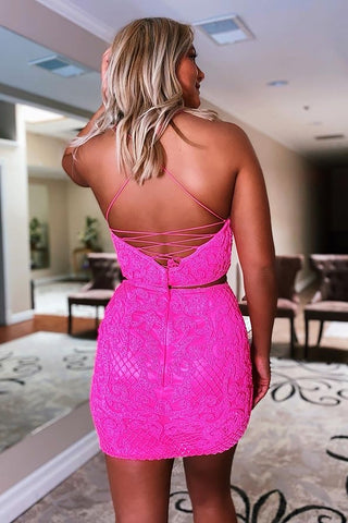 Vestido corto de dos piezas con tirantes finos y apliques, ideal para fiestas de bienvenida.