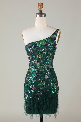Vestido corto ajustado de lentejuelas verde oscuro con un solo hombro y detalles de plumas para baile de bienvenida.